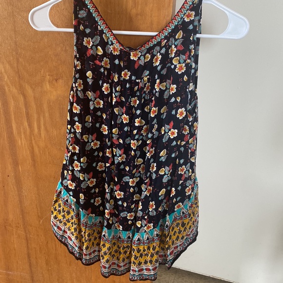 Floral Flowy Tank Top. - Picture 4 of 4